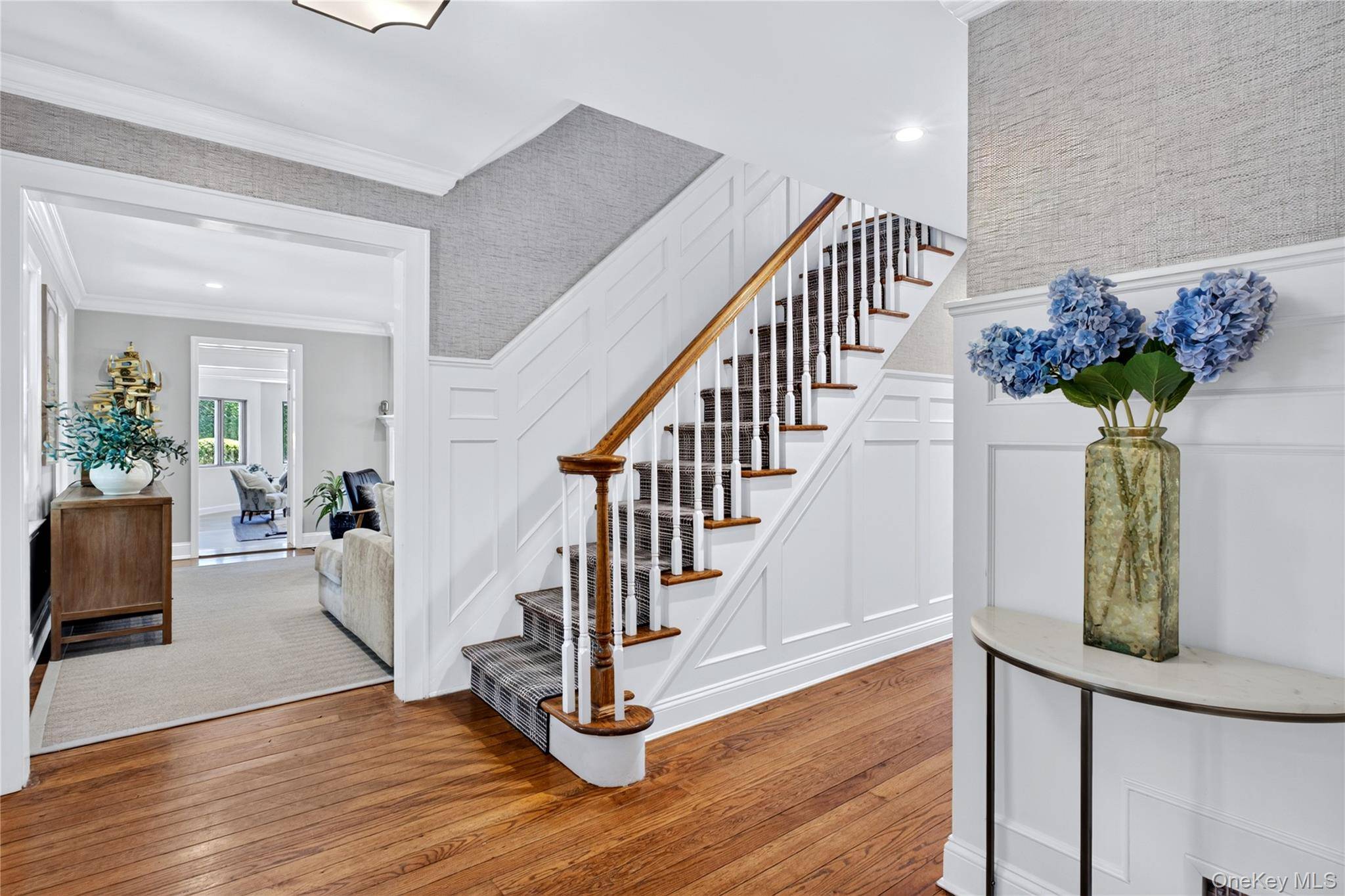 77 Brookside DR, Manhasset, NY 11030