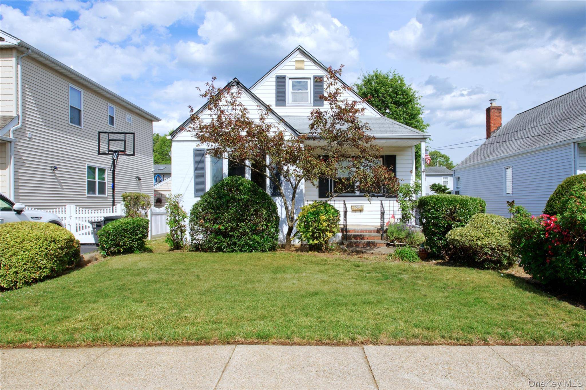 172 Wellington RD, Garden City, NY 11530