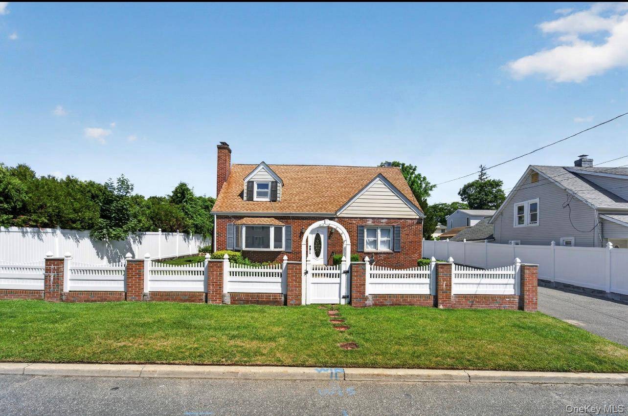 5 E 4th ST, Huntington Station, NY 11746