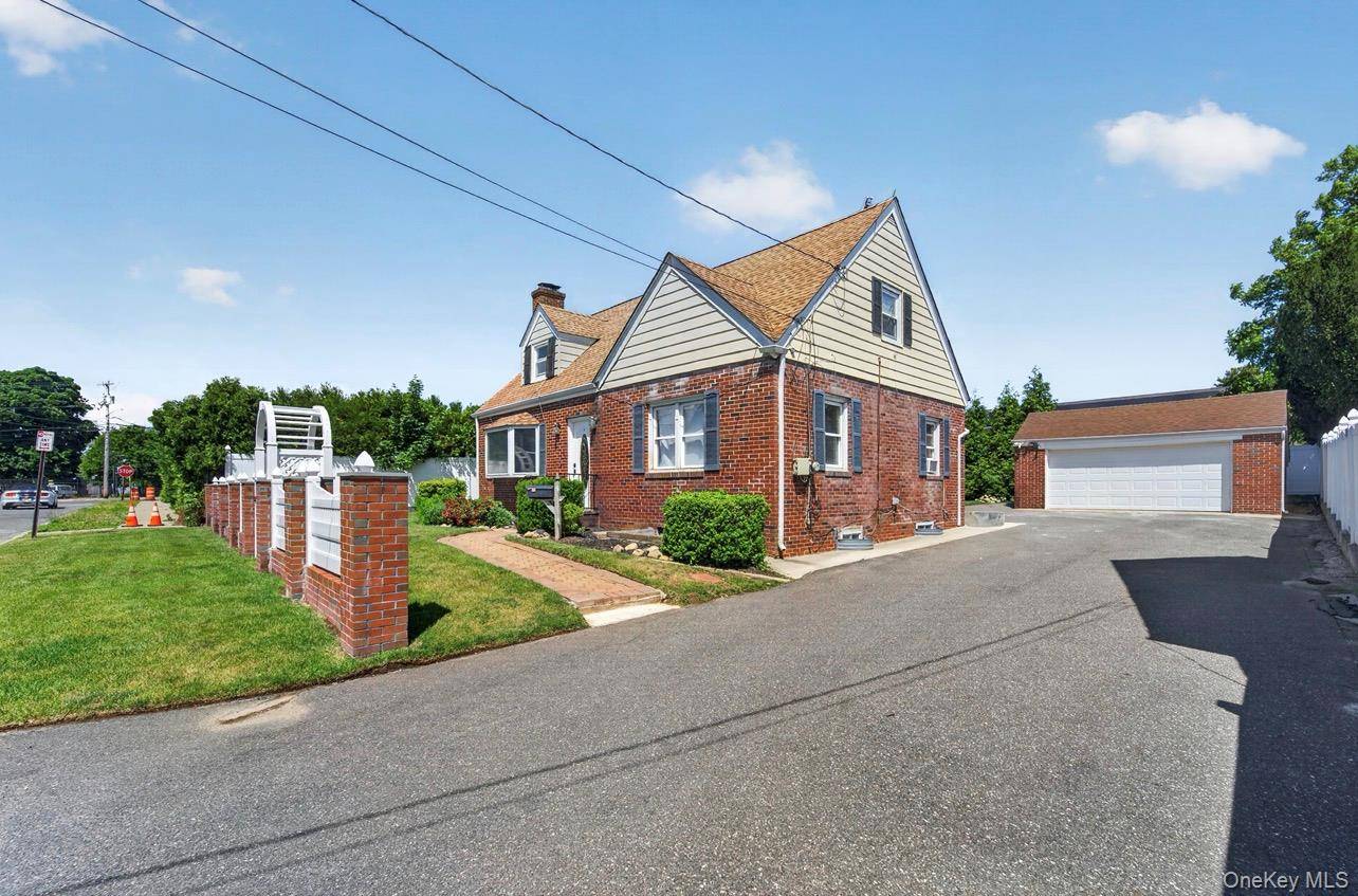 5 E 4th ST, Huntington Station, NY 11746