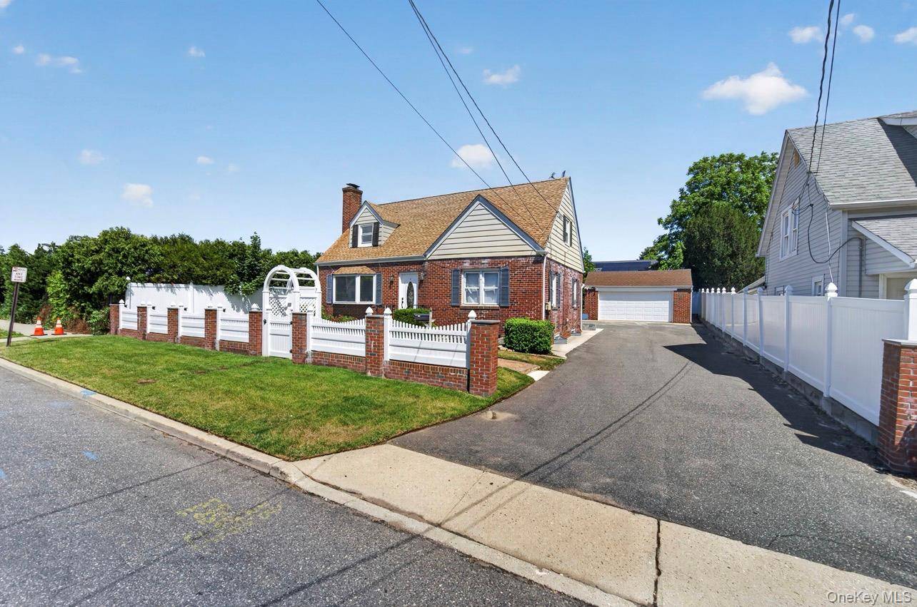5 E 4th ST, Huntington Station, NY 11746
