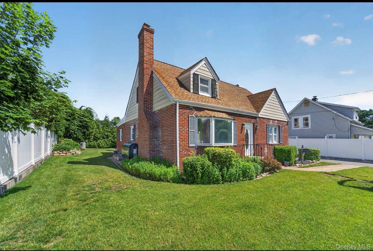 5 E 4th ST, Huntington Station, NY 11746