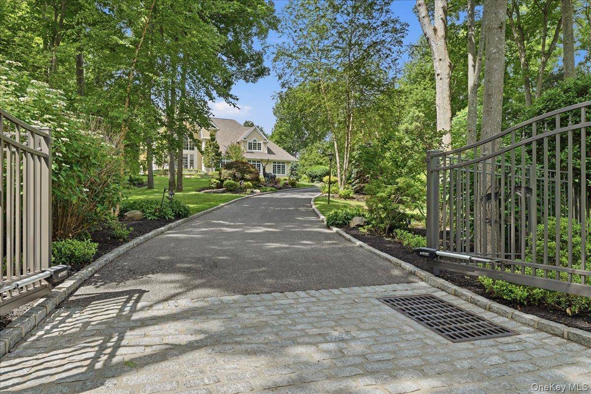 14 Woodcock LN, Old Field, NY 11733