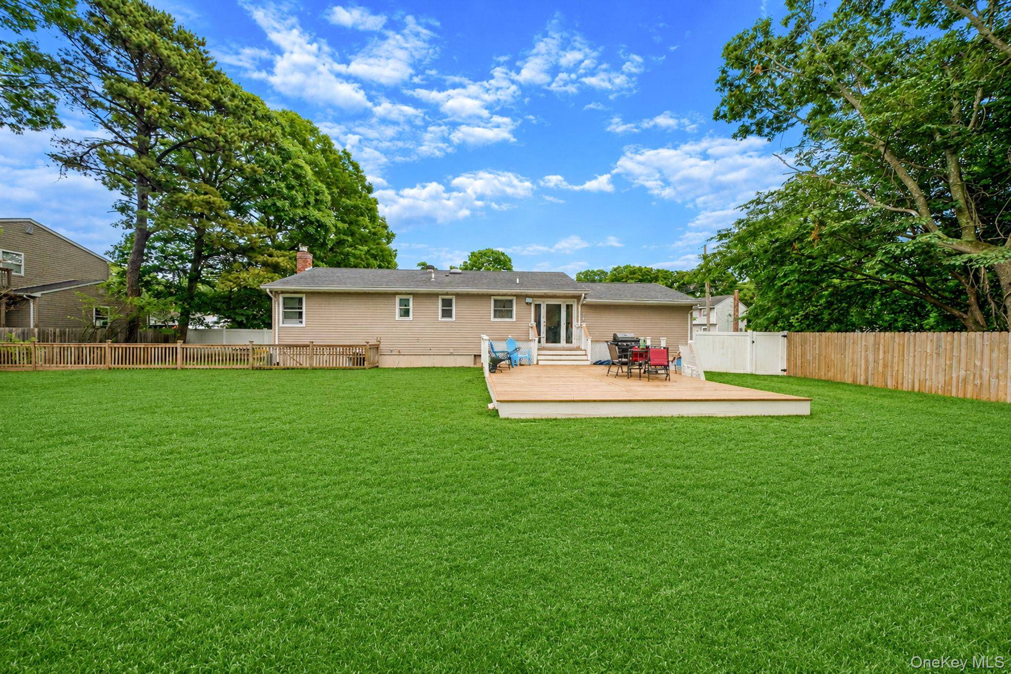 2 Amarr DR, Shirley, NY 11967