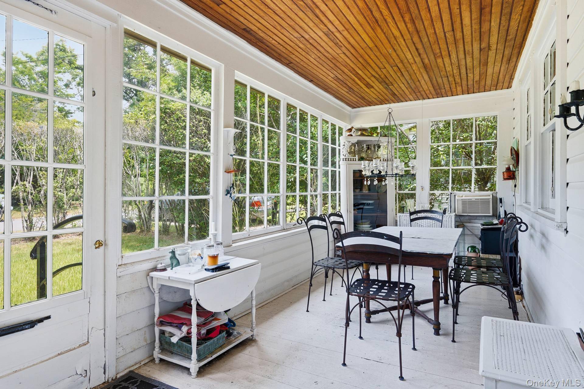 30 Edgemere DR, Southampton, NY 11968
