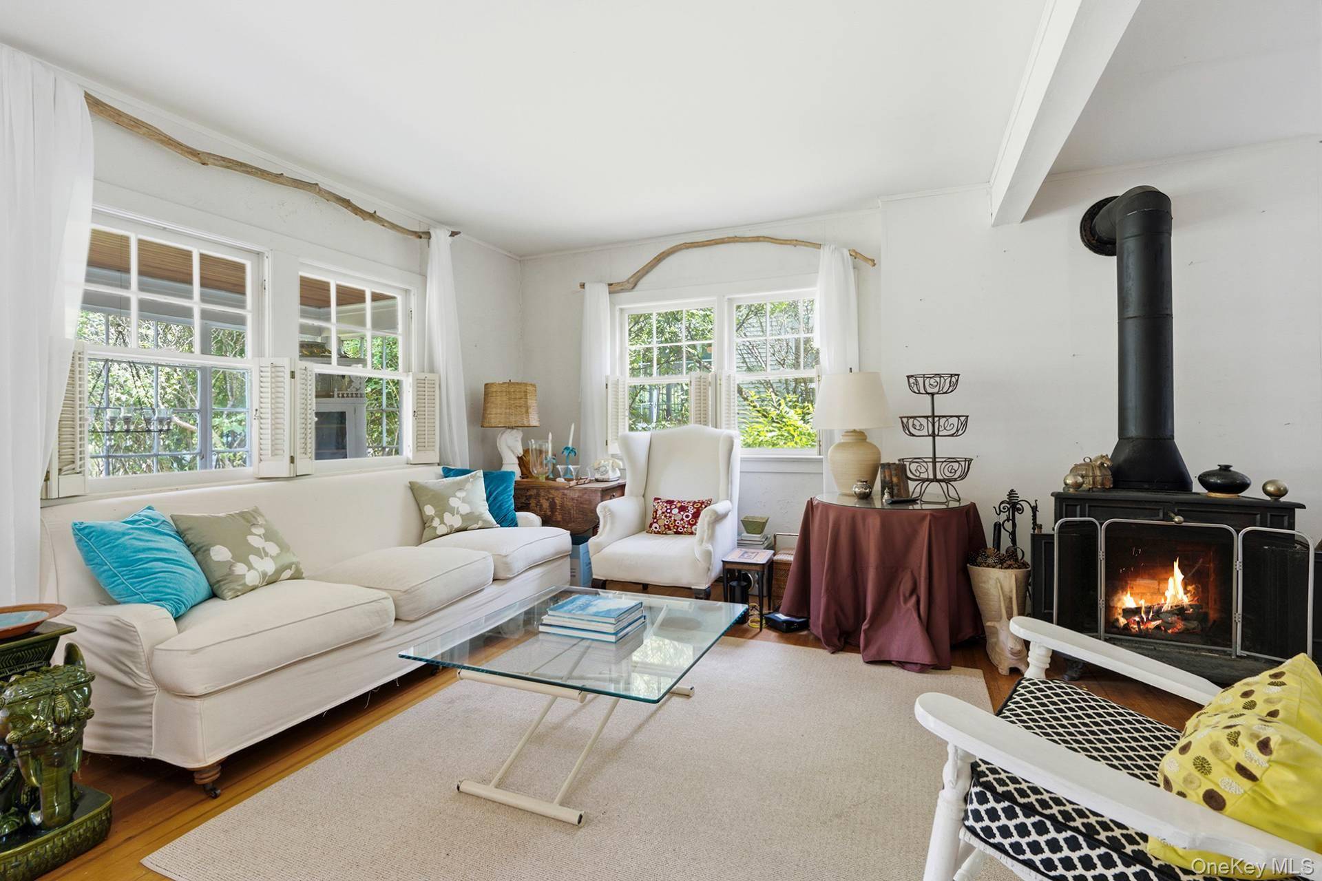 30 Edgemere DR, Southampton, NY 11968