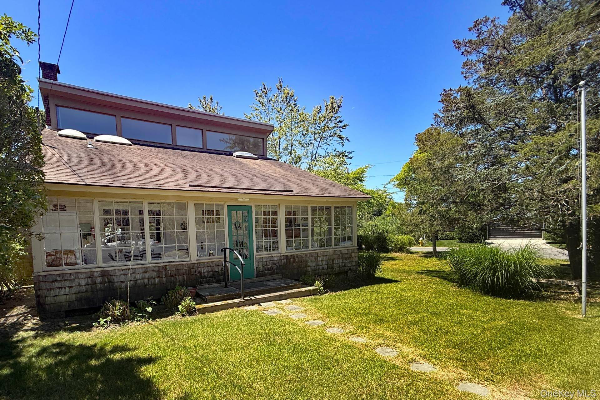 30 Edgemere DR, Southampton, NY 11968