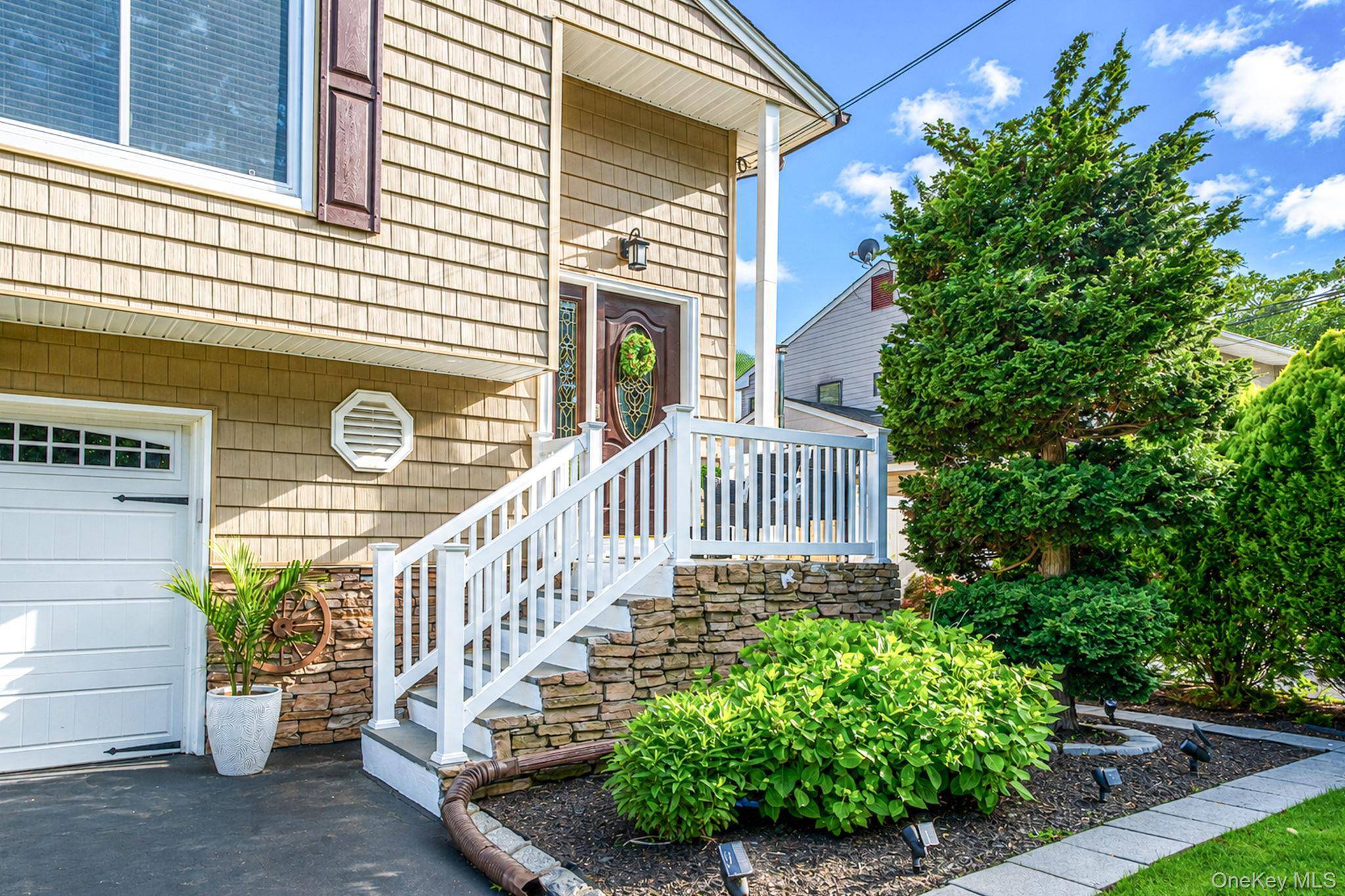 6 Atlantic ST, Holtsville, NY 11742