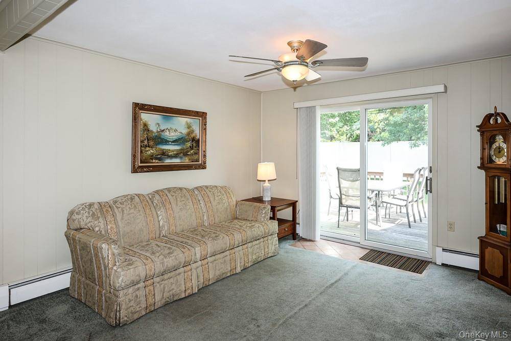 69 Corncrib LN, Levittown, NY 11756
