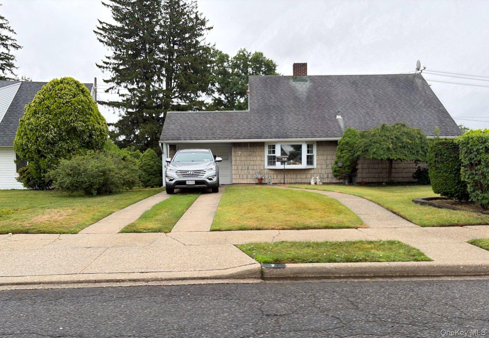 7 Mockingbird LN, Levittown, NY 11756