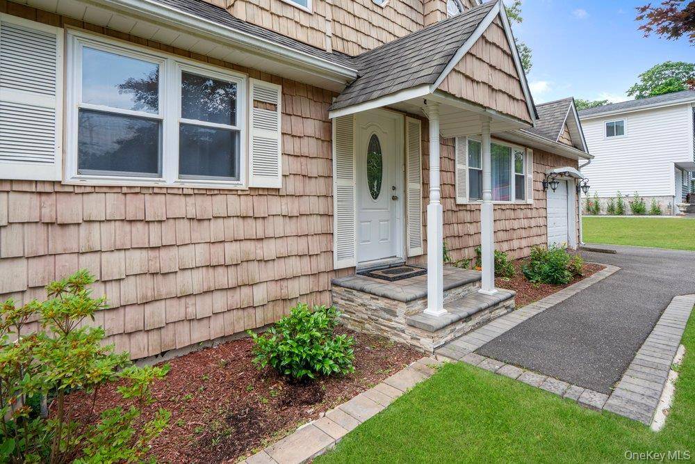 46 Falcon DR, Hauppauge, NY 11788