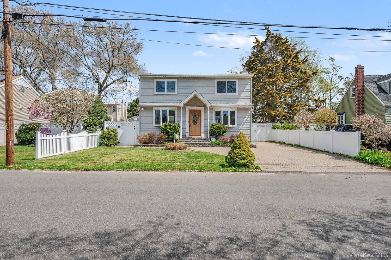408 N Broome AVE, Lindenhurst, NY 11757
