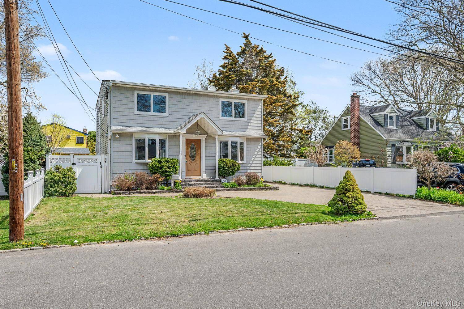 408 N Broome AVE, Lindenhurst, NY 11757