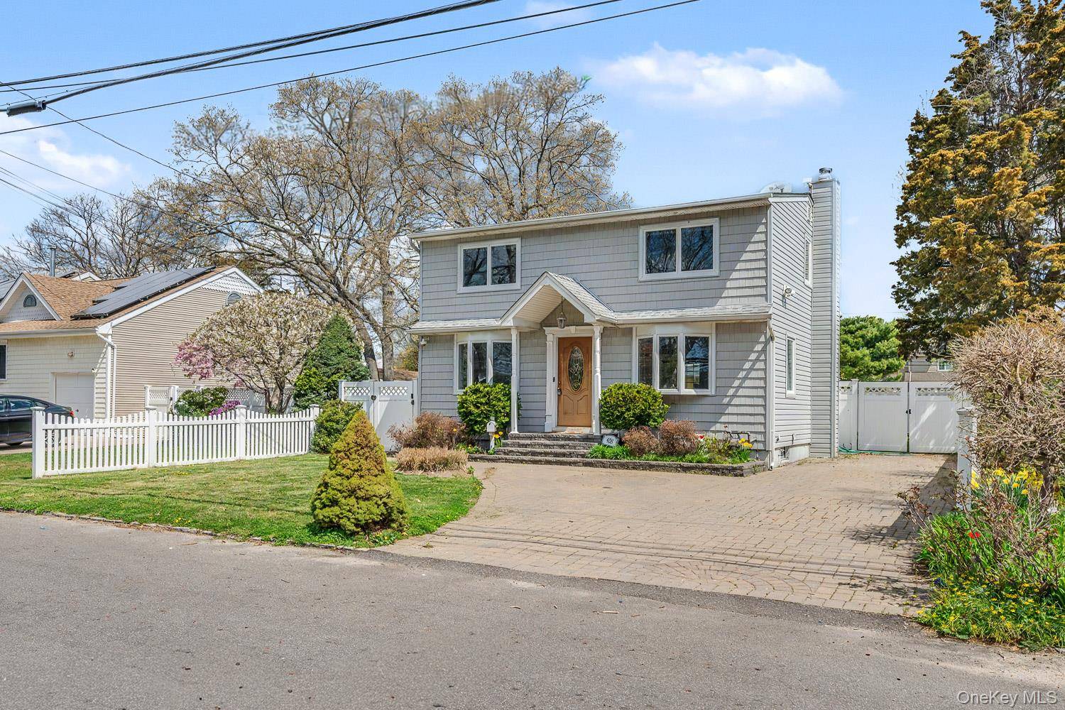 408 N Broome AVE, Lindenhurst, NY 11757