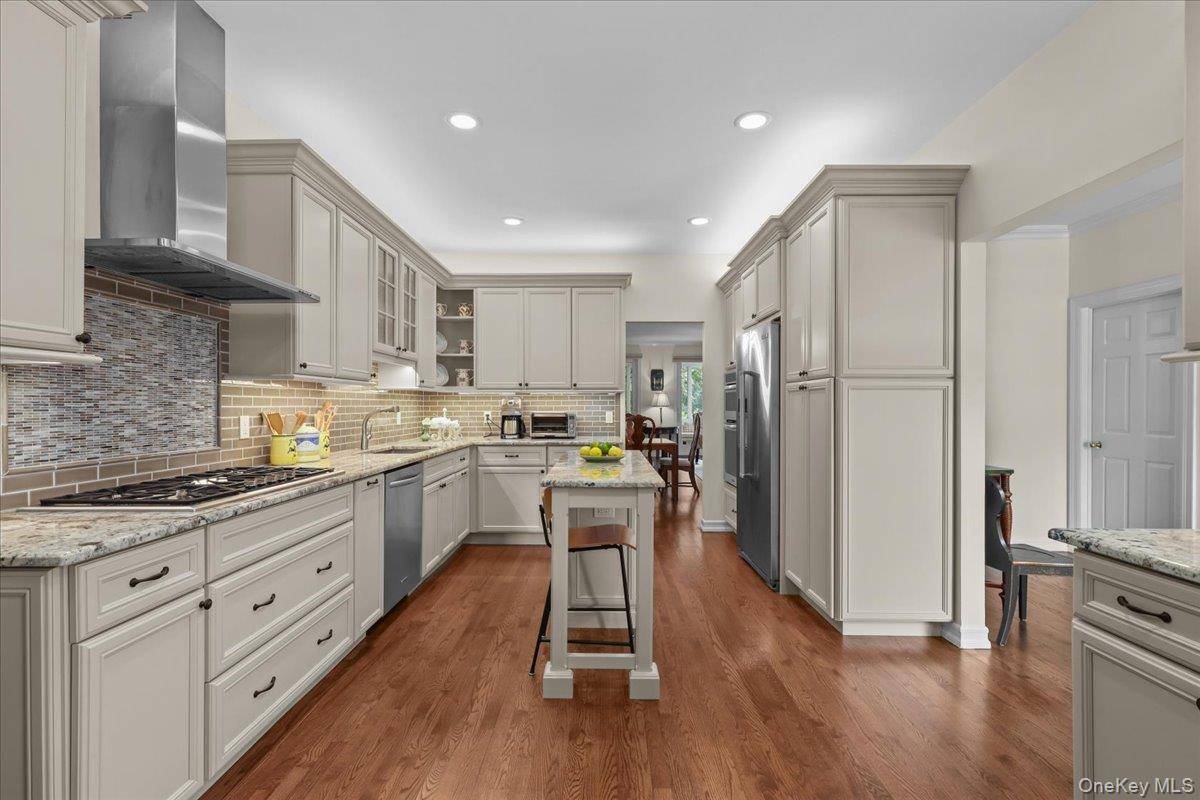 18 Brookview DR, Pleasantville, NY 10570
