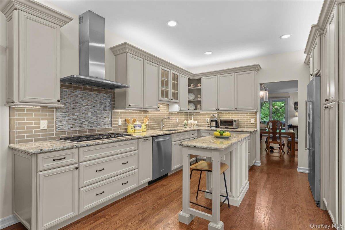 18 Brookview DR, Pleasantville, NY 10570