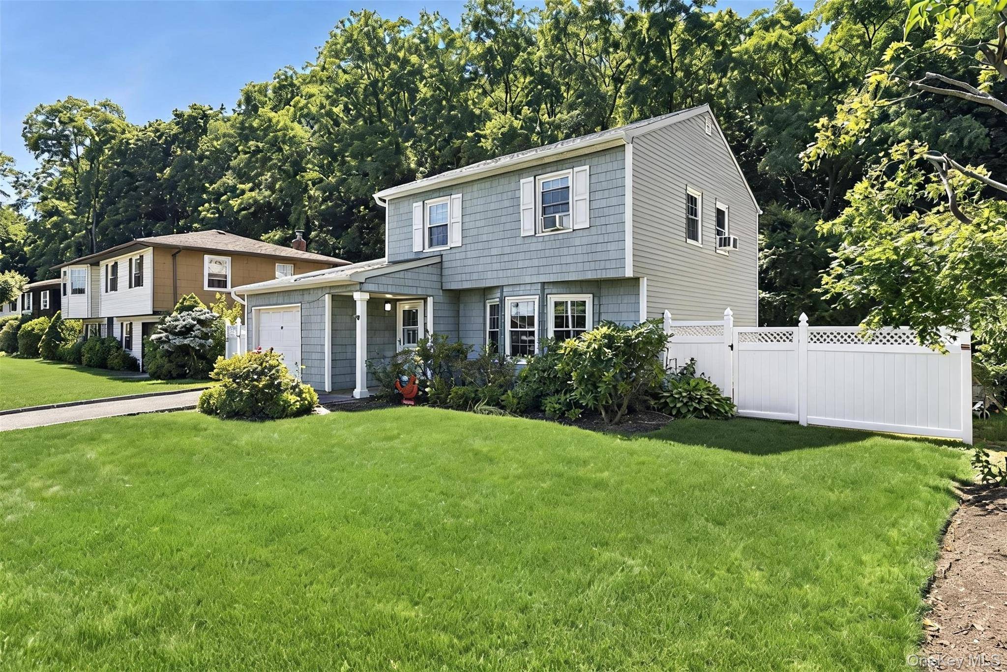 17 Harmony LN, Glen Cove, NY 11542
