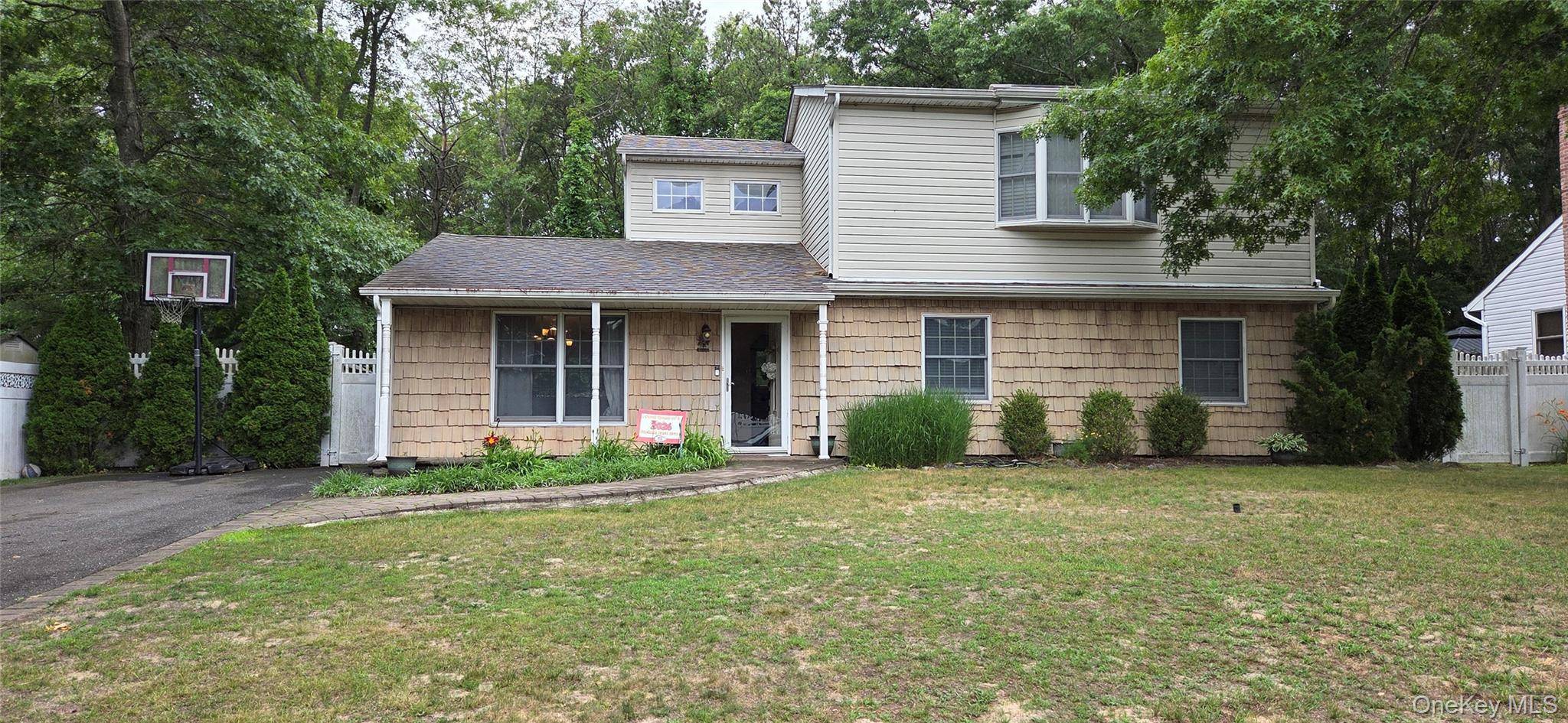132 13th AVE, Holtsville, NY 11742