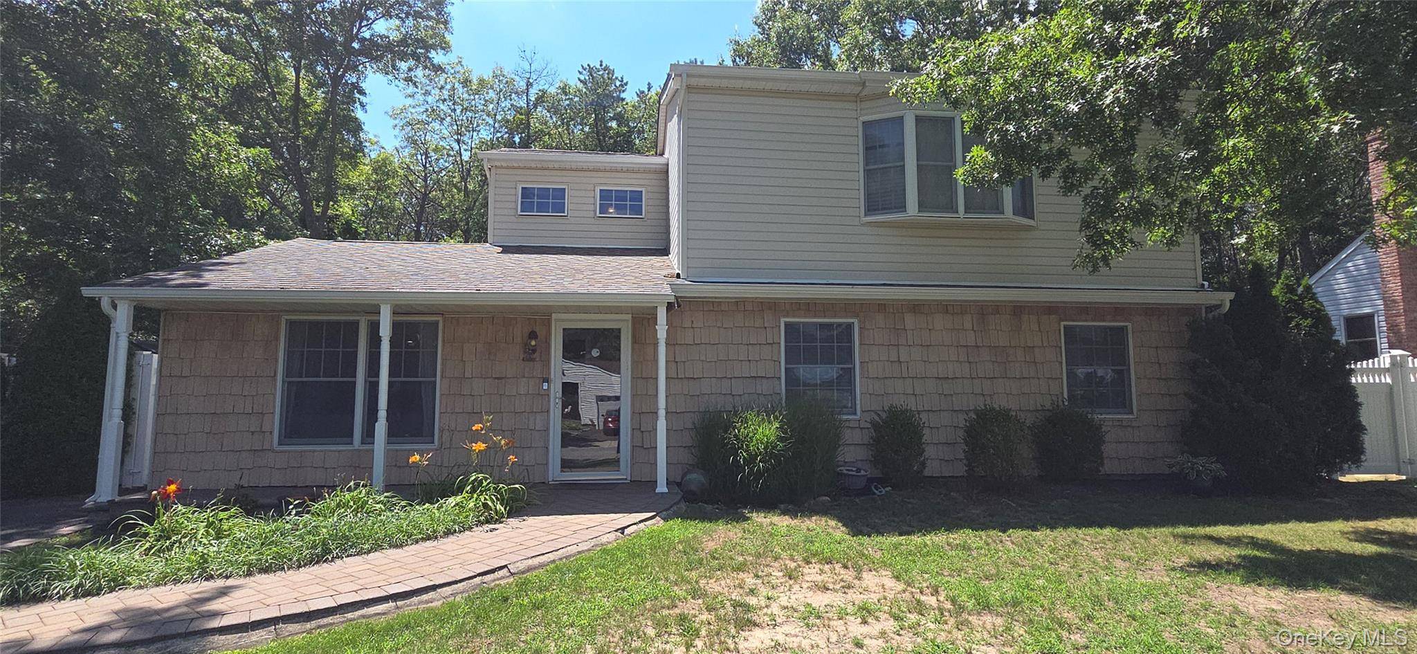 132 13th AVE, Holtsville, NY 11742