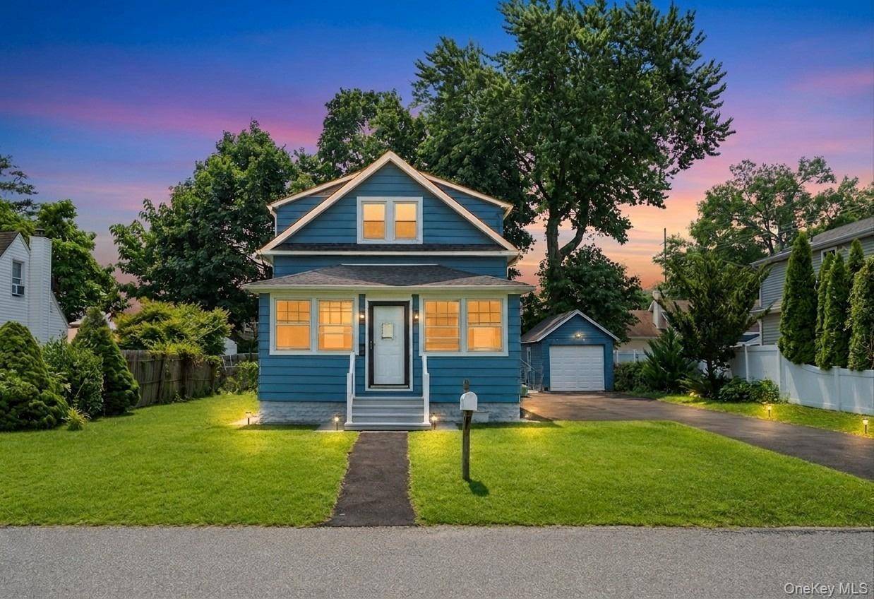 26 Flanders PL, West Babylon, NY 11704