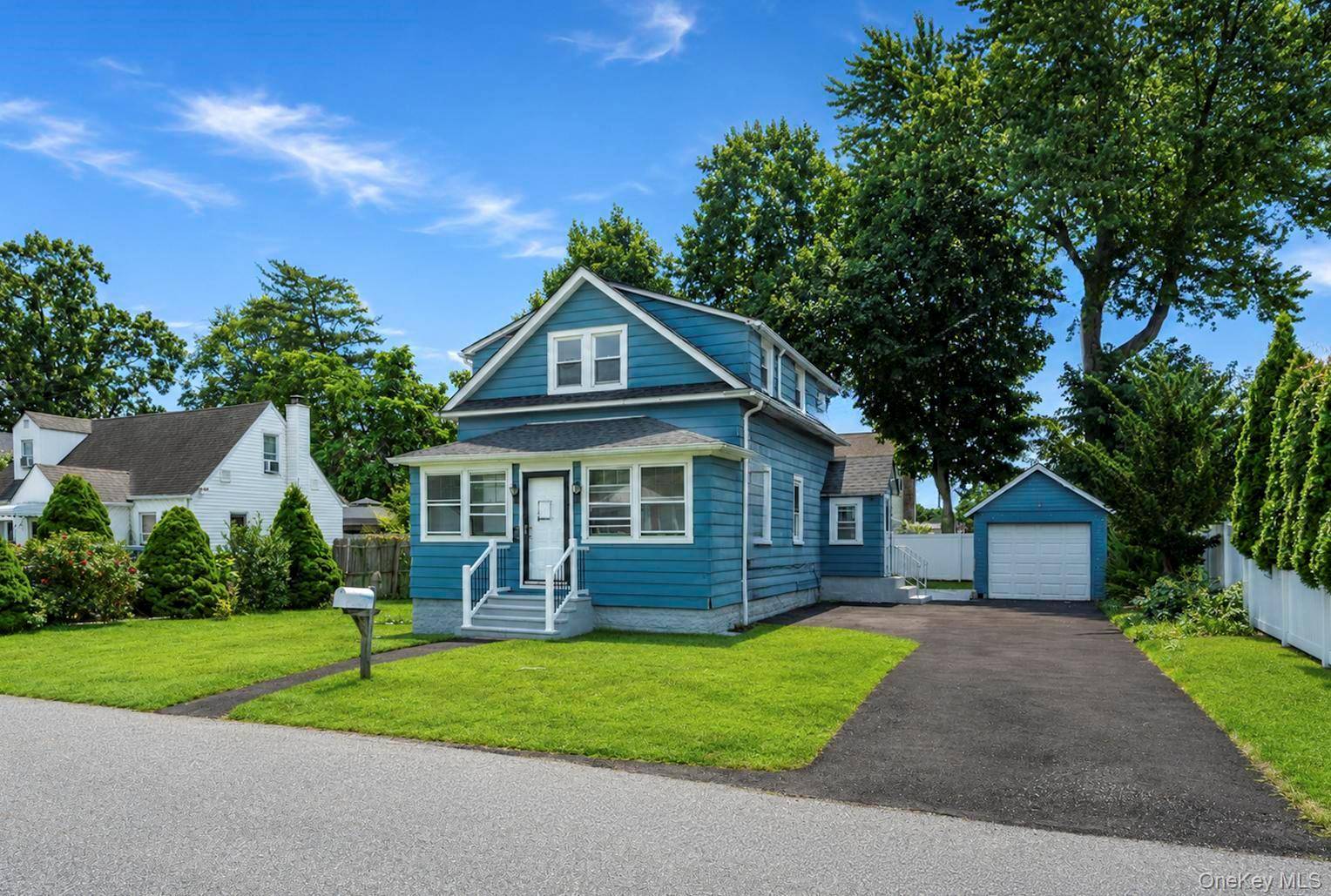 26 Flanders PL, West Babylon, NY 11704