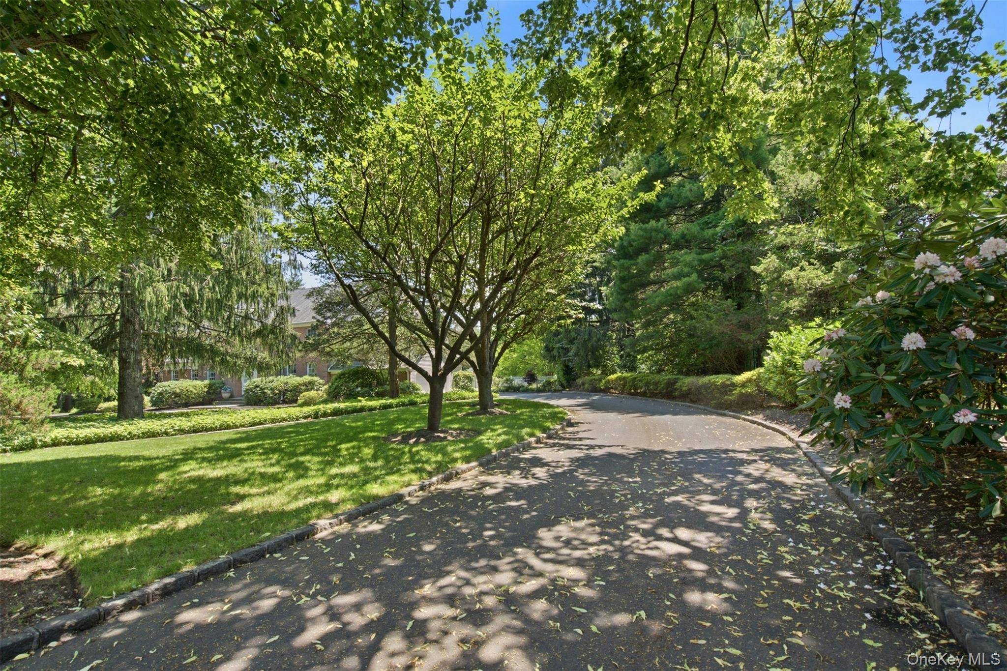 61 Linden LN, Upper Brookville, NY 11545