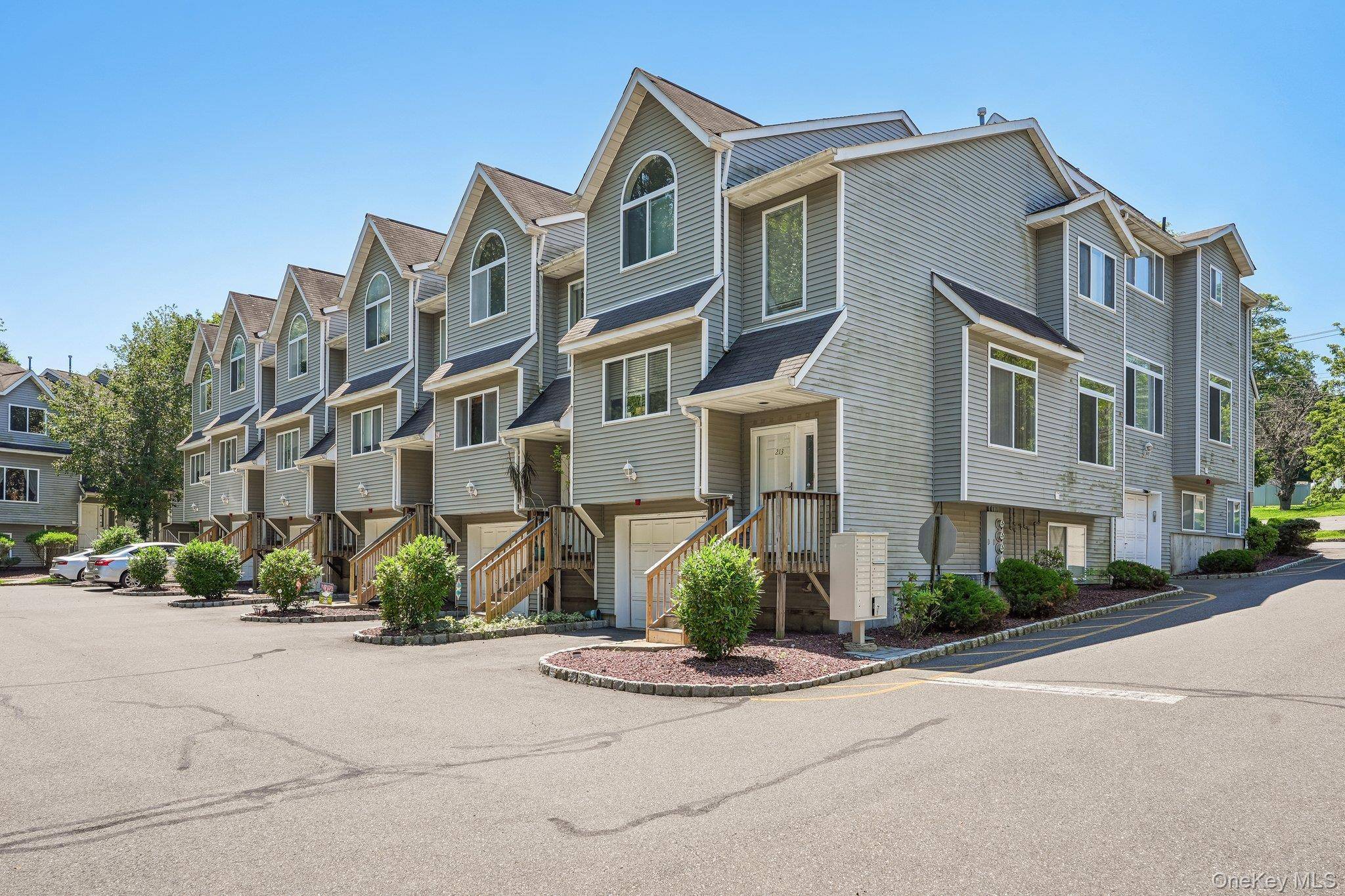212 Arlington CT, Bardonia, NY 10954