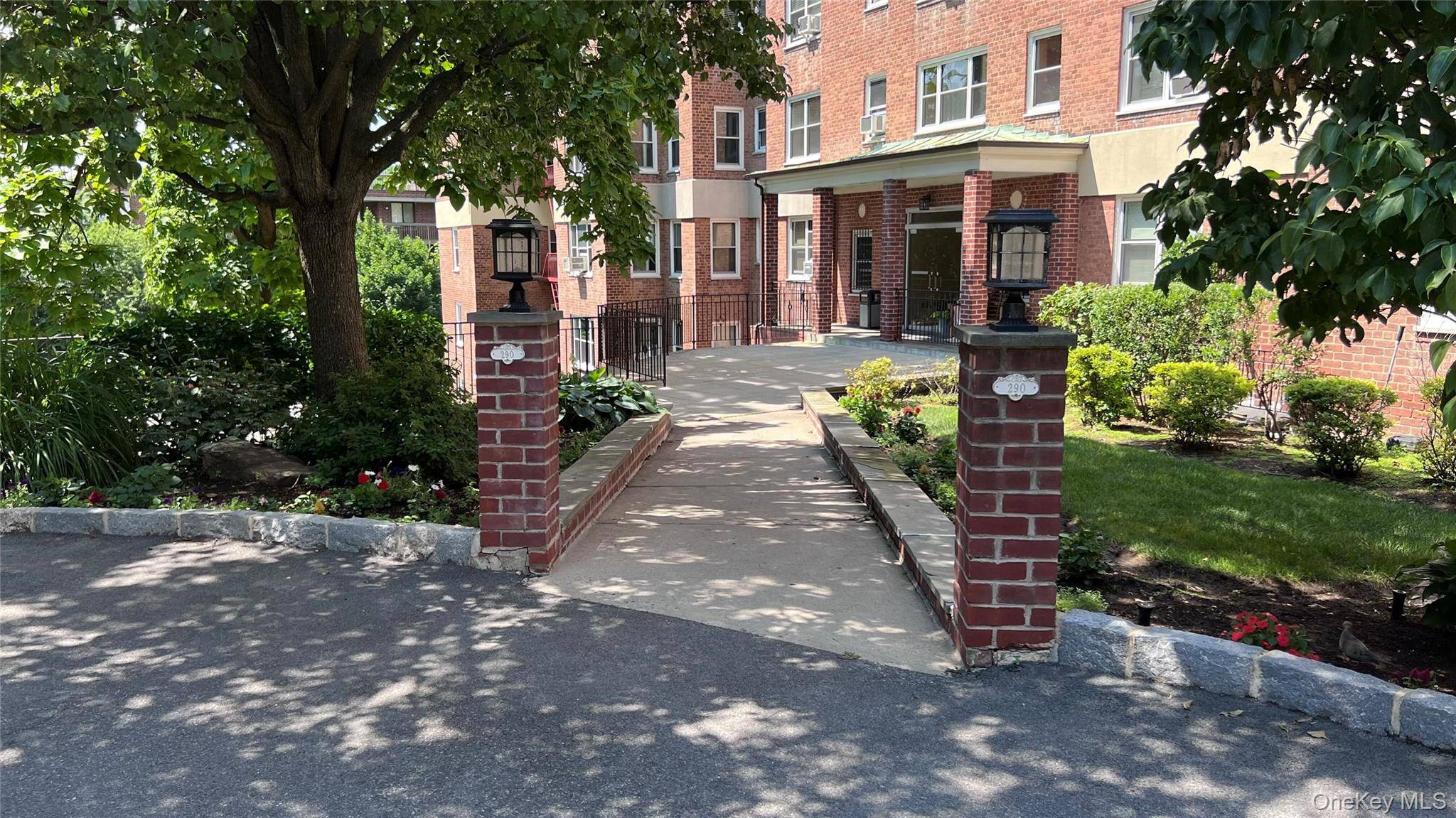 290 Collins AVE #8E, Fleetwood, NY 10552