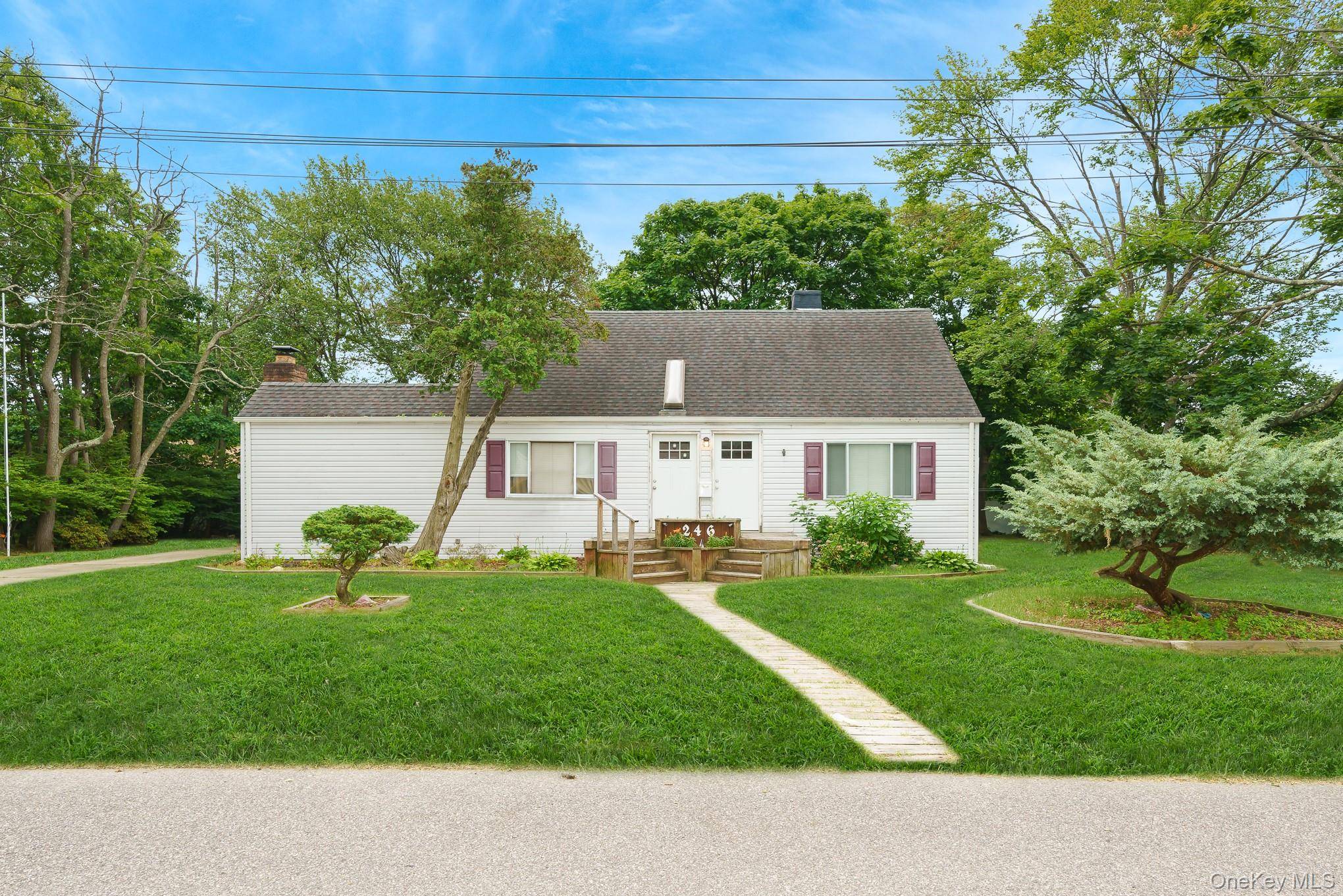 246 Columbus AVE, West Babylon, NY 11704