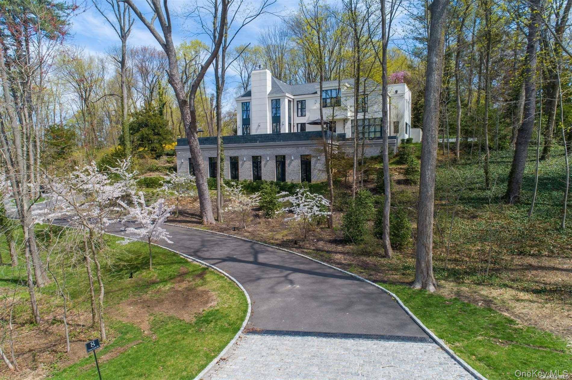 8 Frost Creek DR, Locust Valley, NY 11560