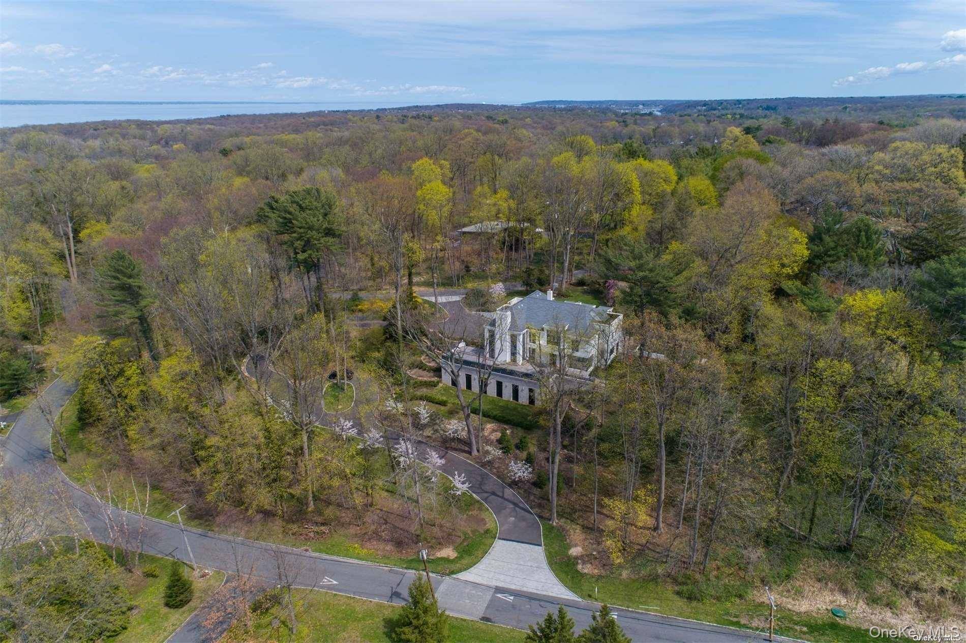 8 Frost Creek DR, Locust Valley, NY 11560