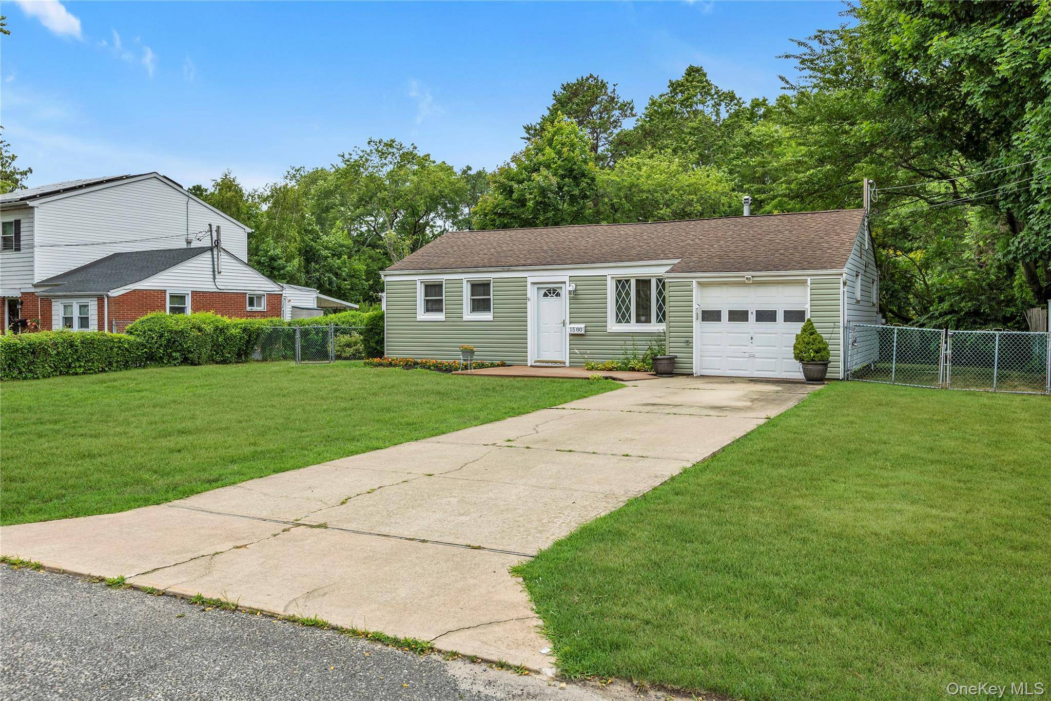 1580 N Gardiner DR, Bay Shore, NY 11706