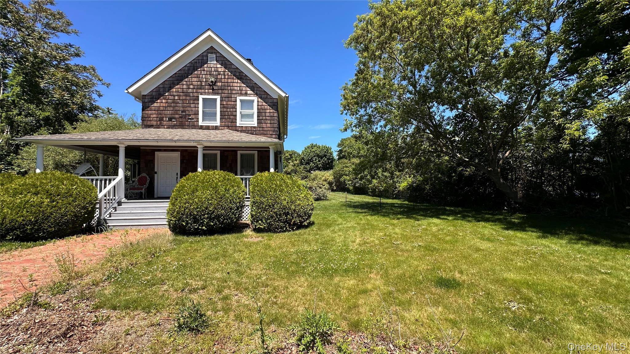 10 Kerrie CT, Southampton, NY 11968