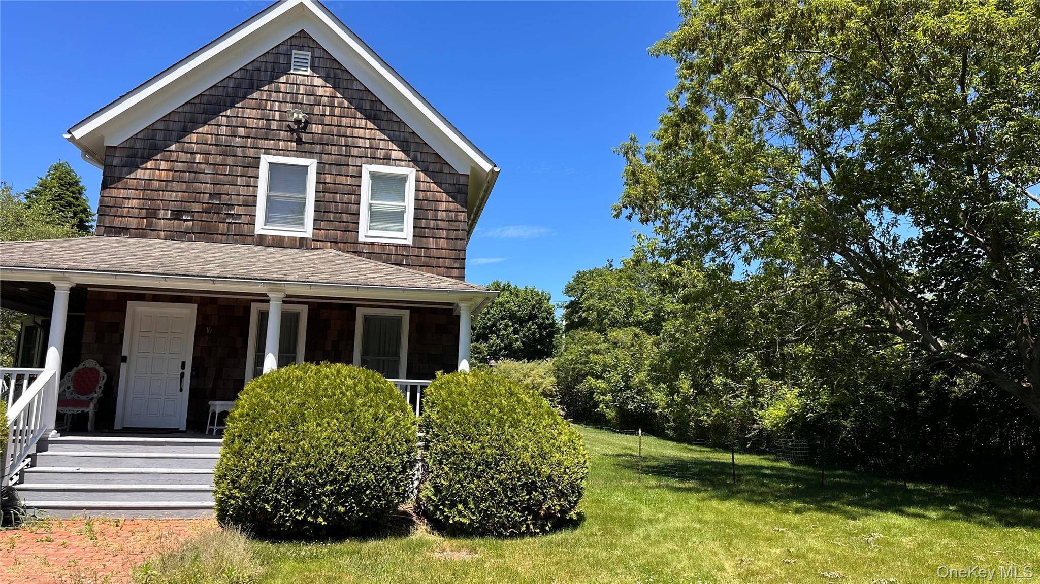 10 Kerrie CT, Southampton, NY 11968