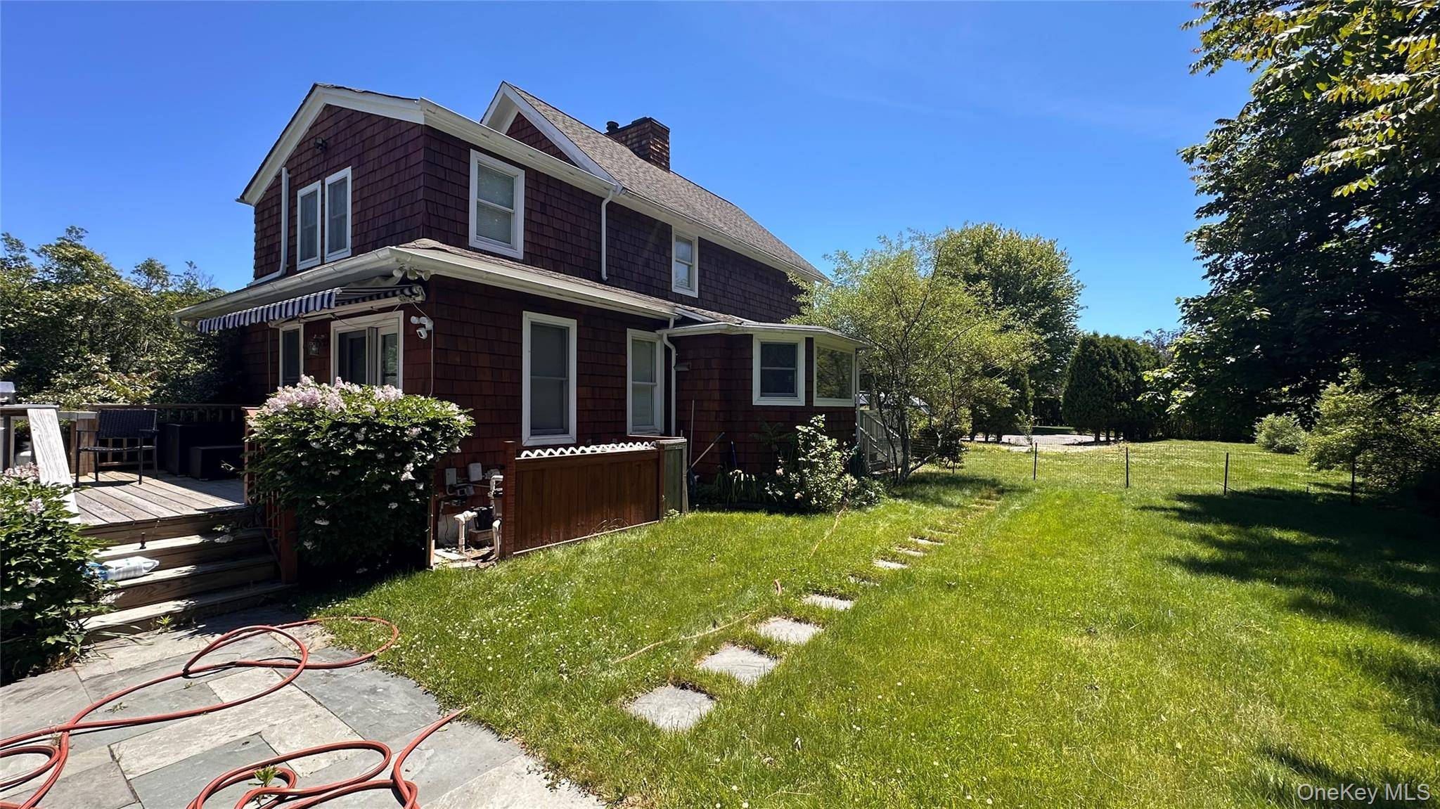 10 Kerrie CT, Southampton, NY 11968