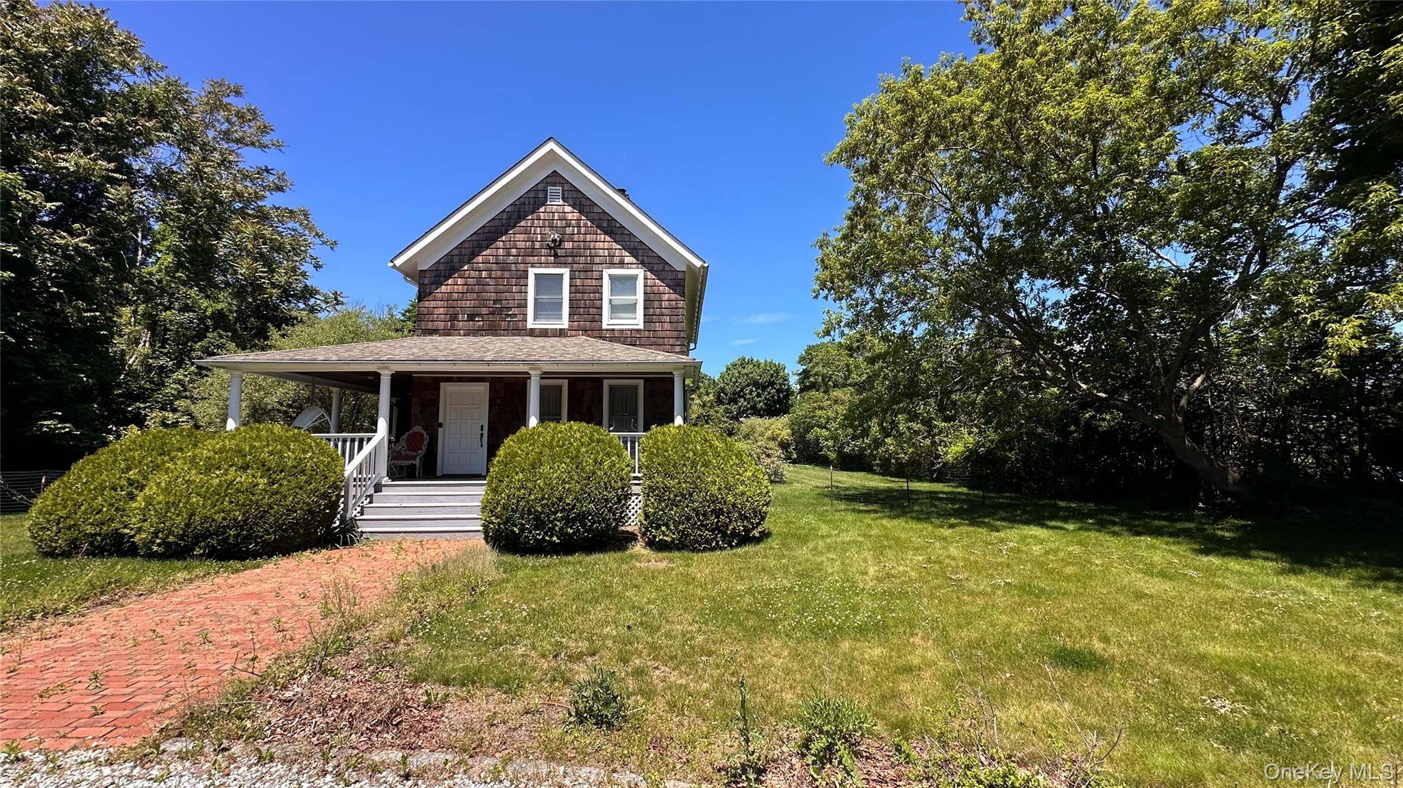 10 Kerrie CT, Southampton, NY 11968