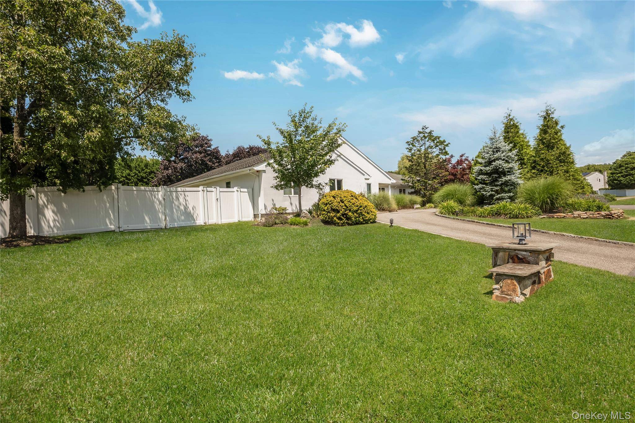6 Twilight CT, Melville, NY 11747