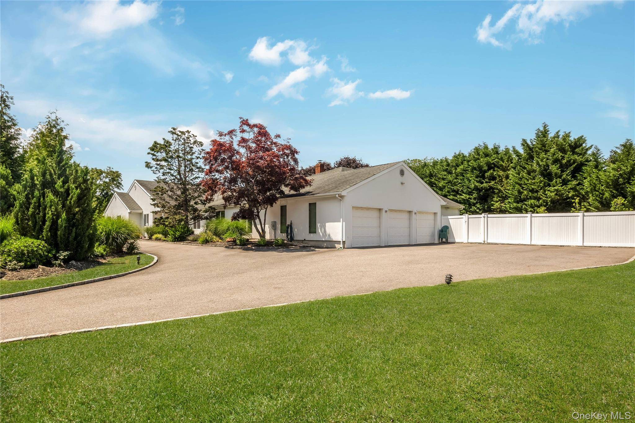 6 Twilight CT, Melville, NY 11747