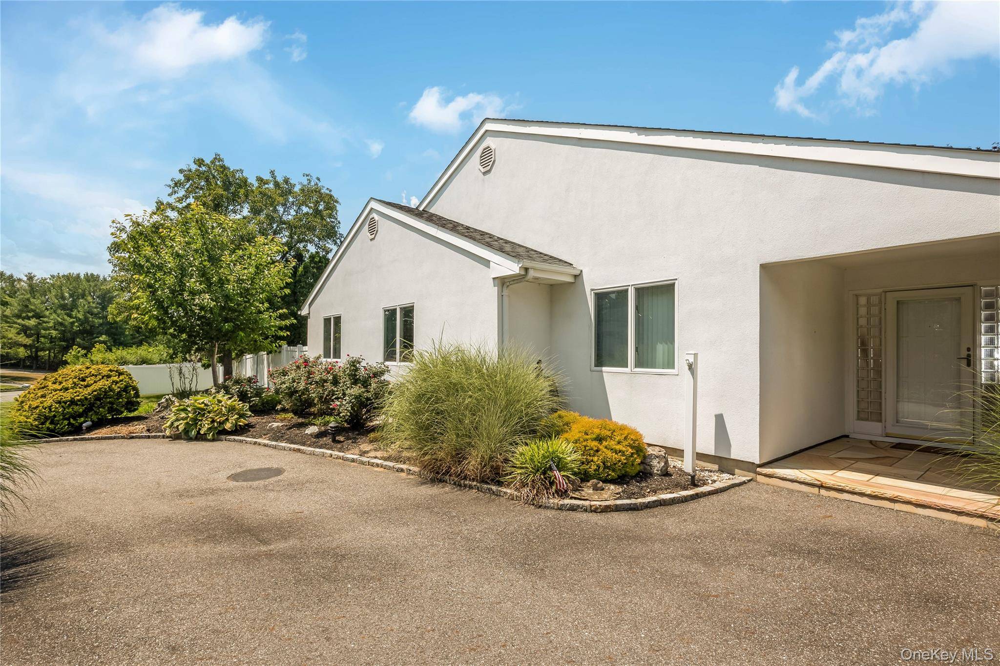 6 Twilight CT, Melville, NY 11747