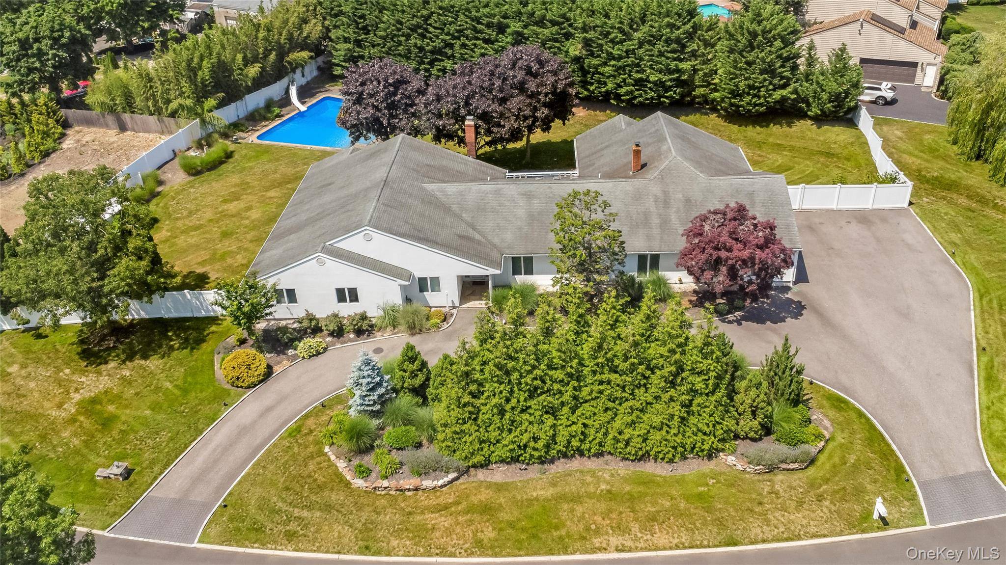 6 Twilight CT, Melville, NY 11747