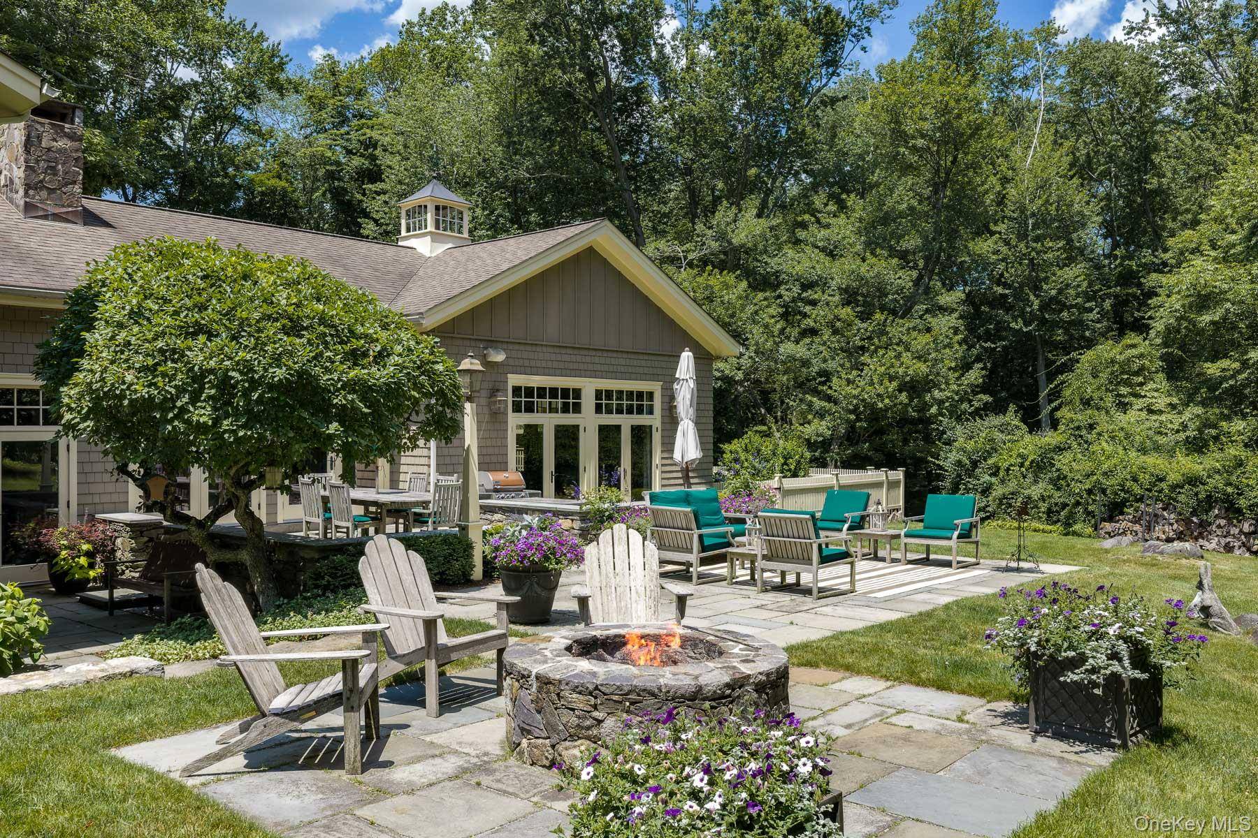 28 Bayberry LN, Bedford Corners, NY 10549