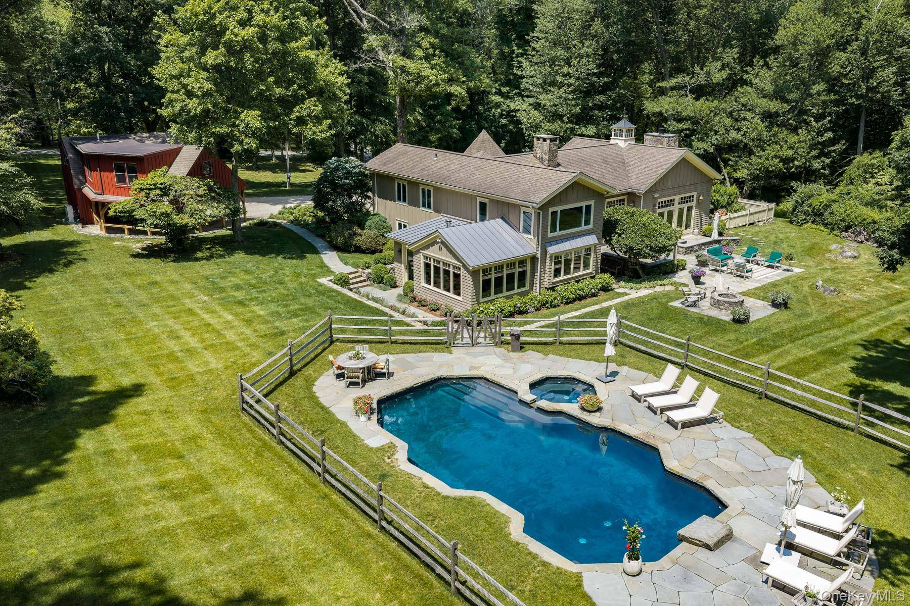 28 Bayberry LN, Bedford Corners, NY 10549