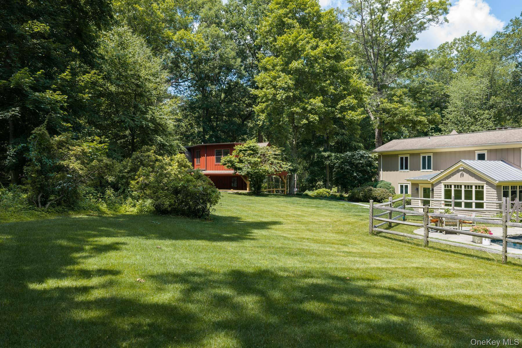 28 Bayberry LN, Bedford Corners, NY 10549