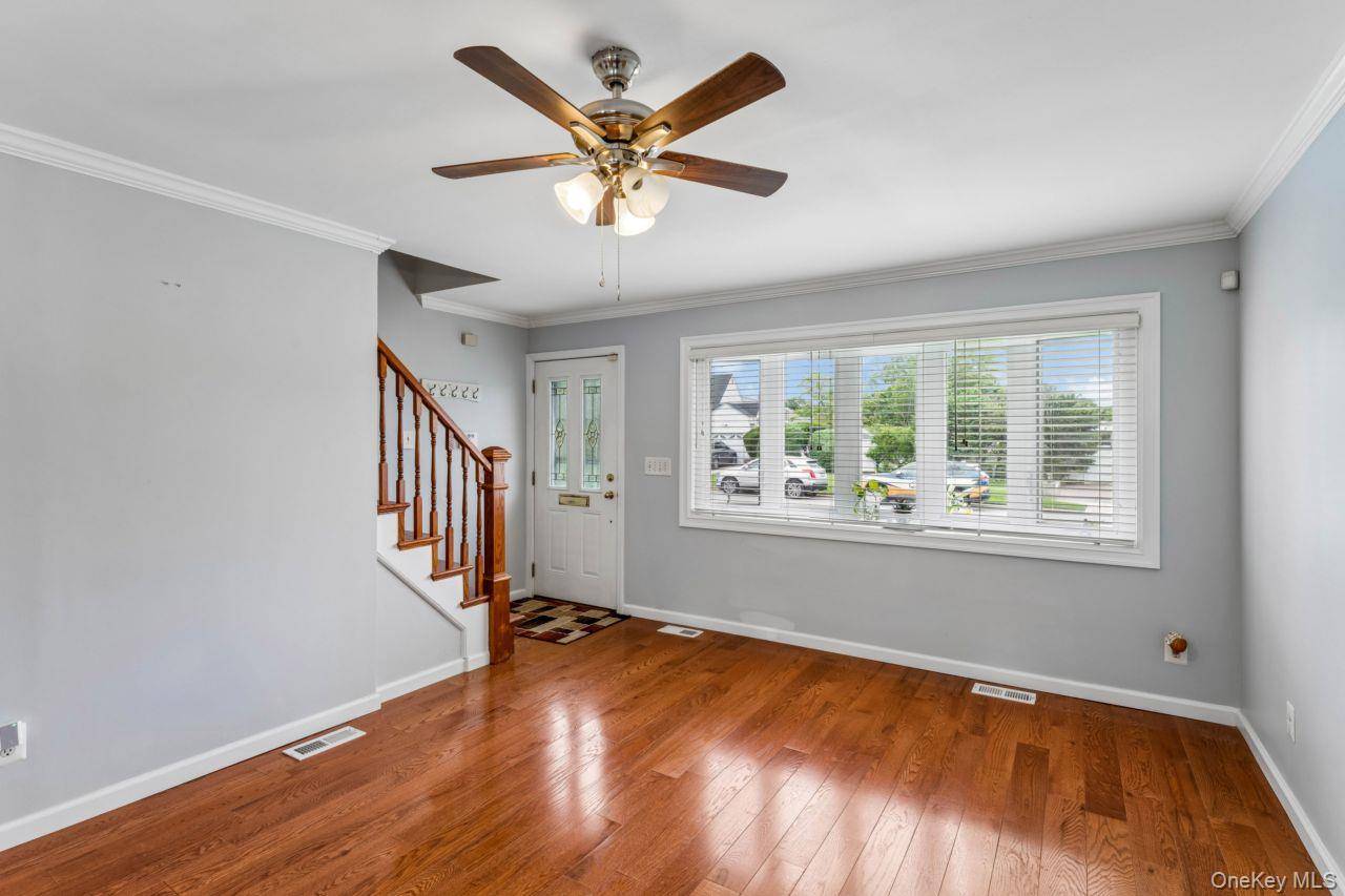 3 Hillcrest DR, Westbury, NY 11590