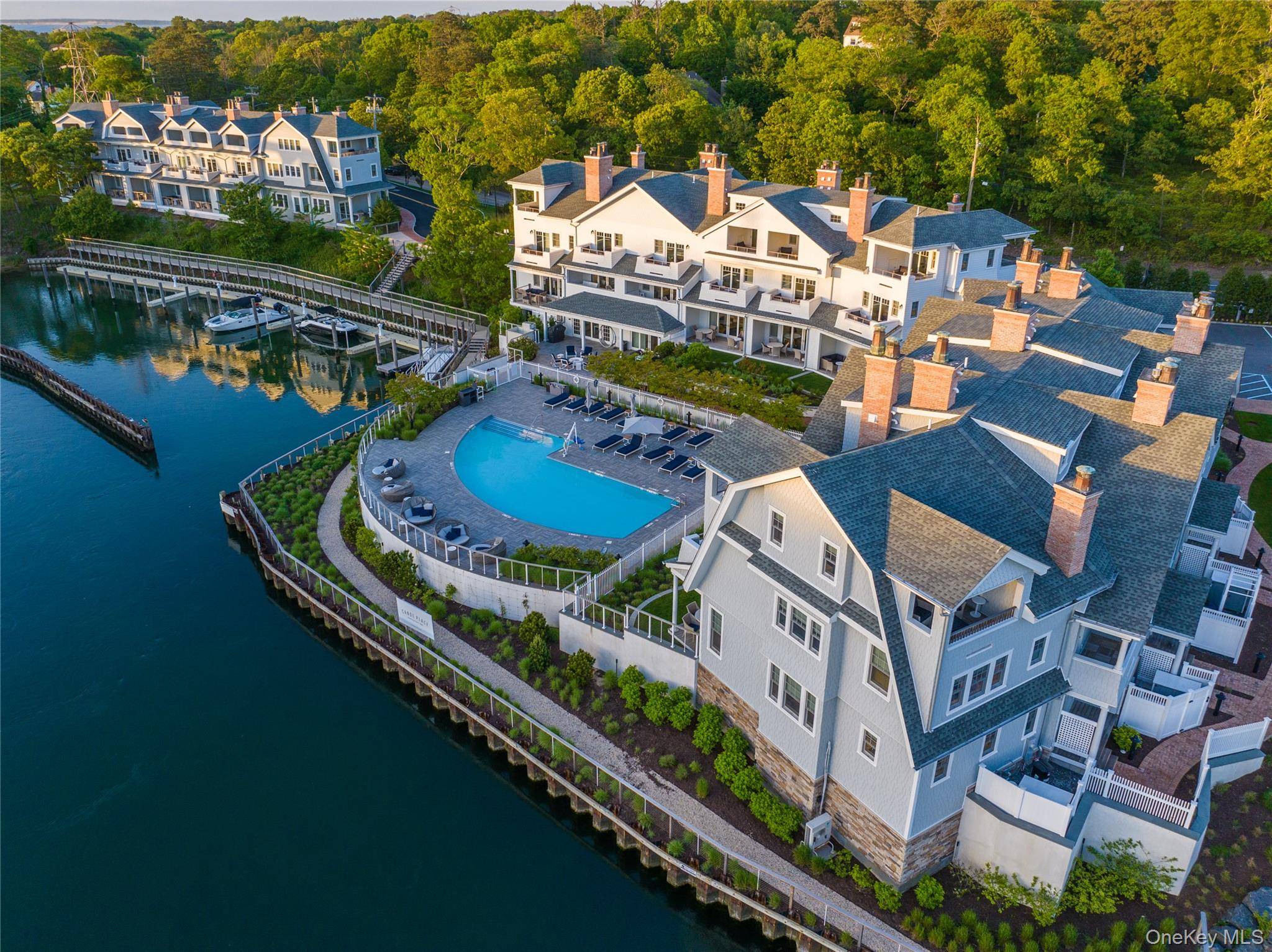 57 Old Boathouse LN, Hampton Bays, NY 11946