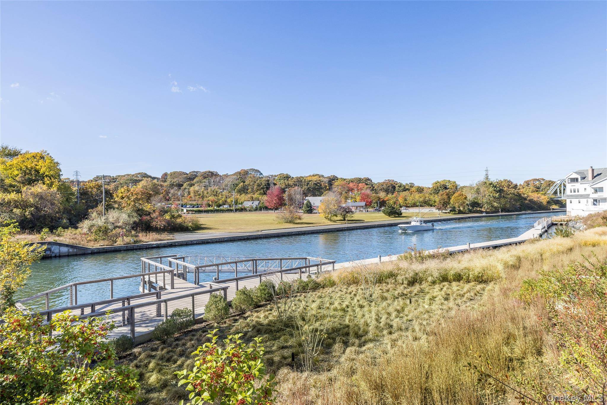 57 Old Boathouse LN, Hampton Bays, NY 11946