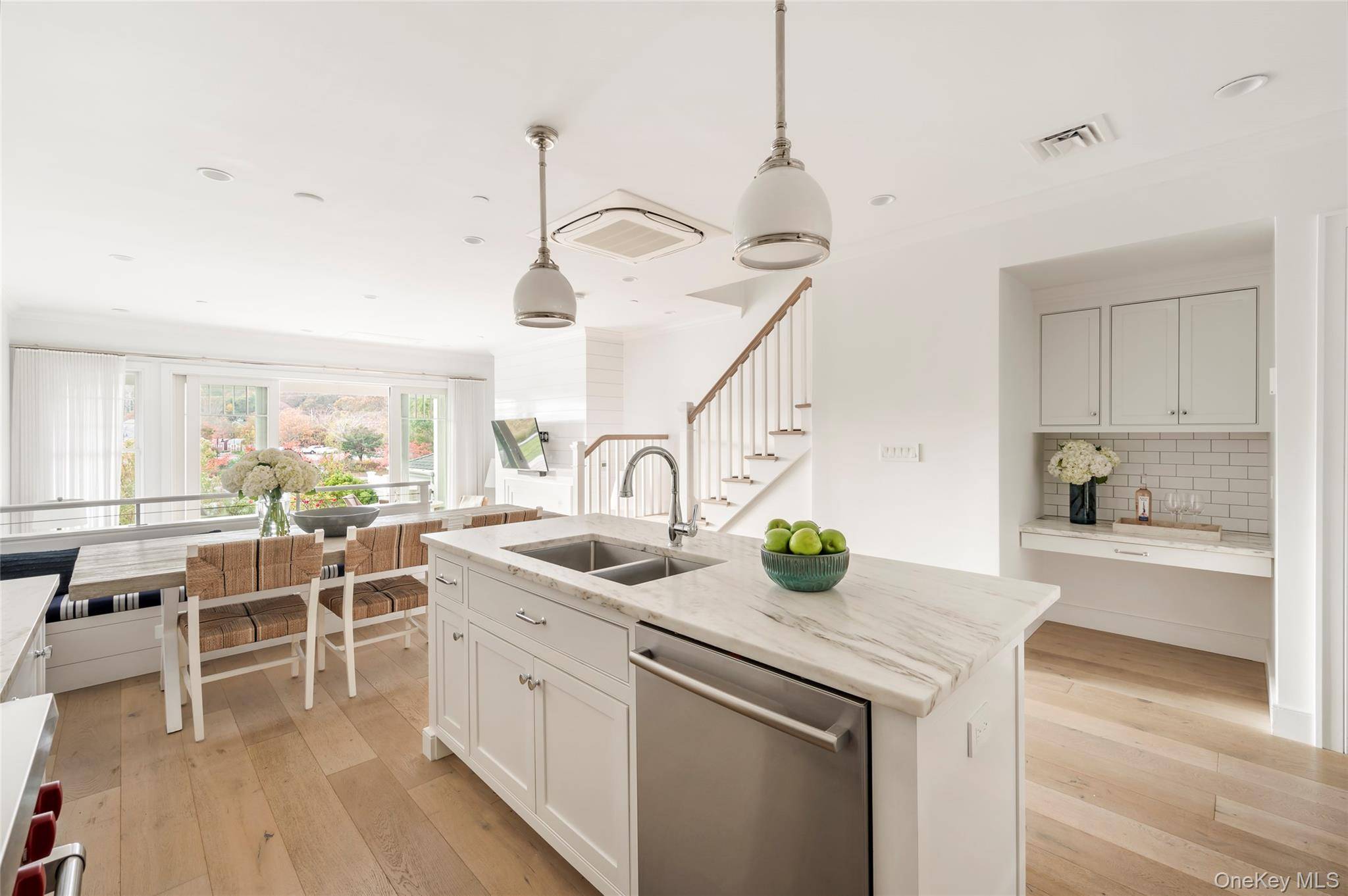 57 Old Boathouse LN, Hampton Bays, NY 11946