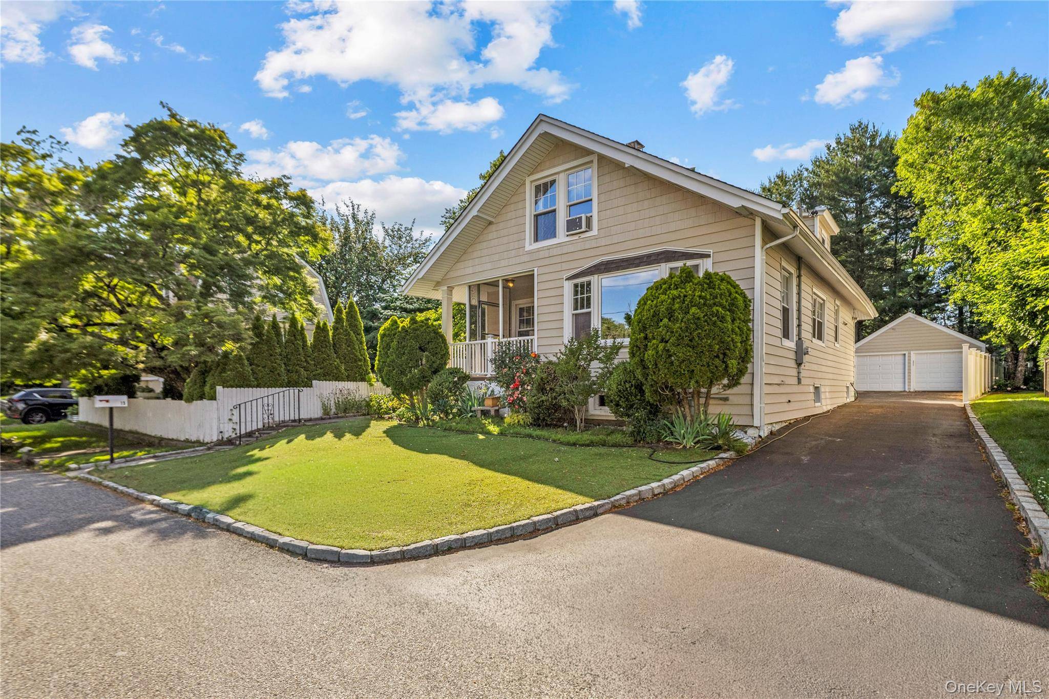 15 Pershing AVE, Locust Valley, NY 11560