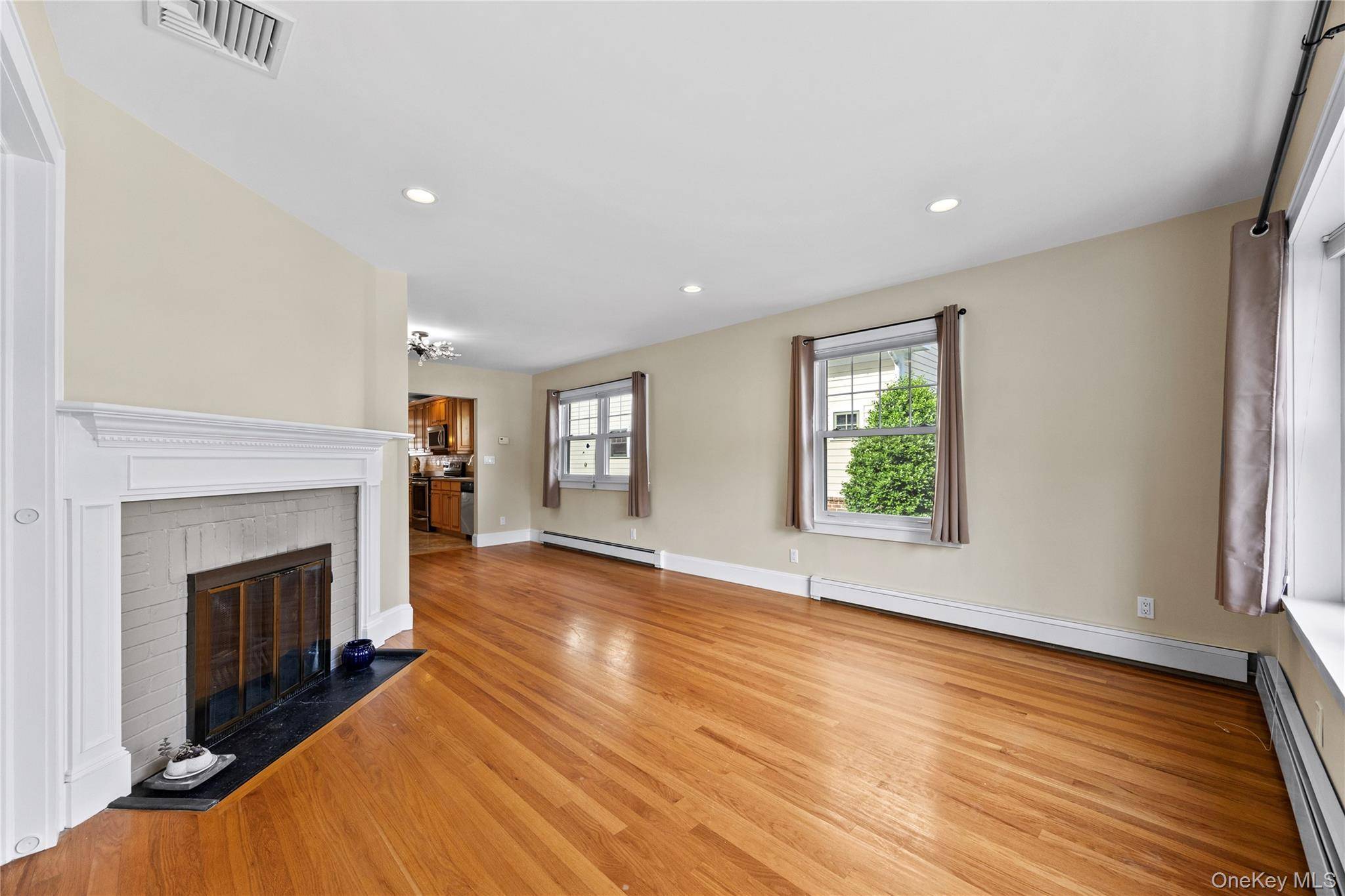 15 Pershing AVE, Locust Valley, NY 11560
