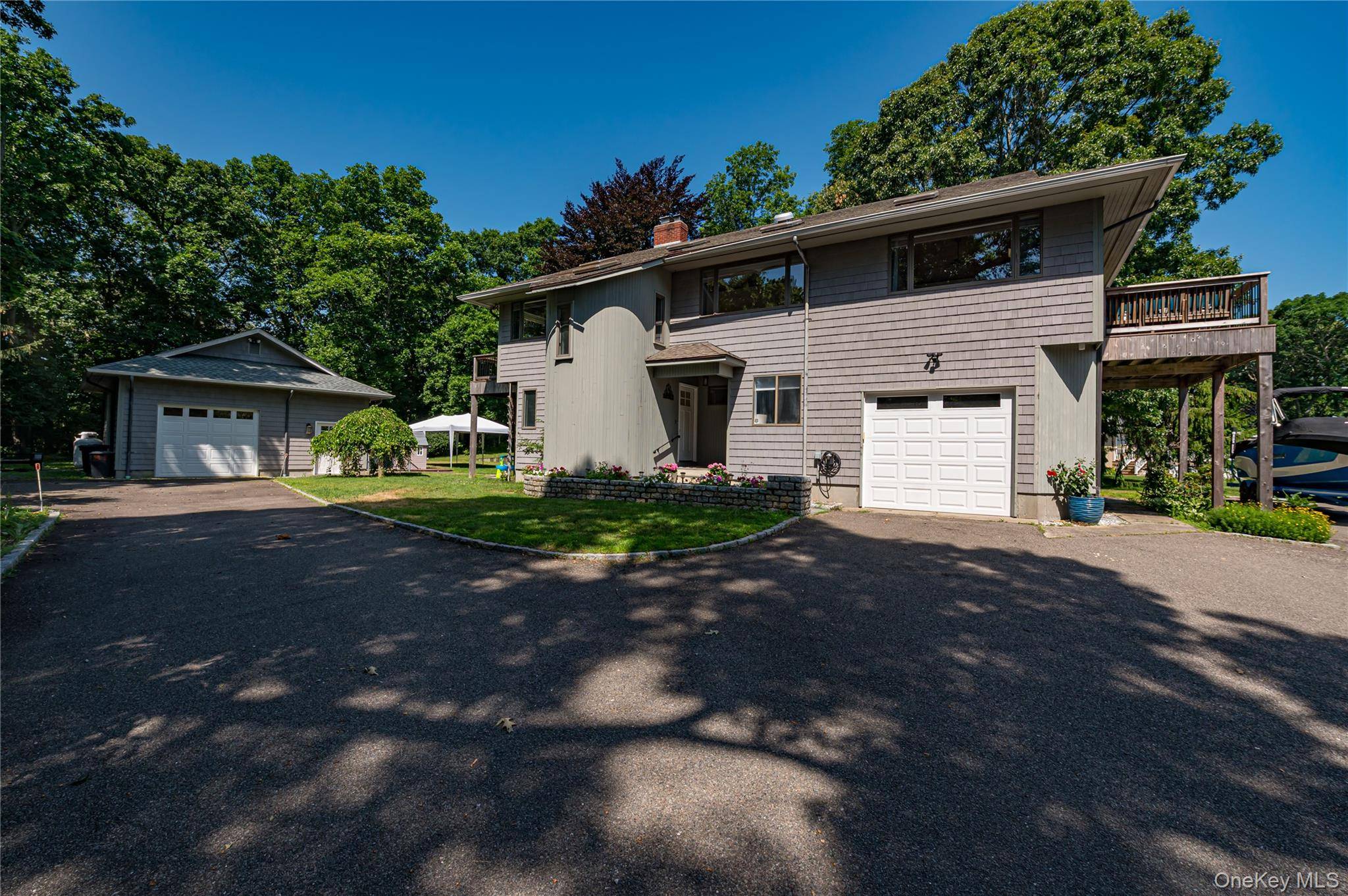 81 Manor LN, Jamesport, NY 11947